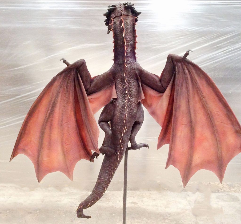 creacion del muppet del personaje drogon de la serie juego de tronos 2