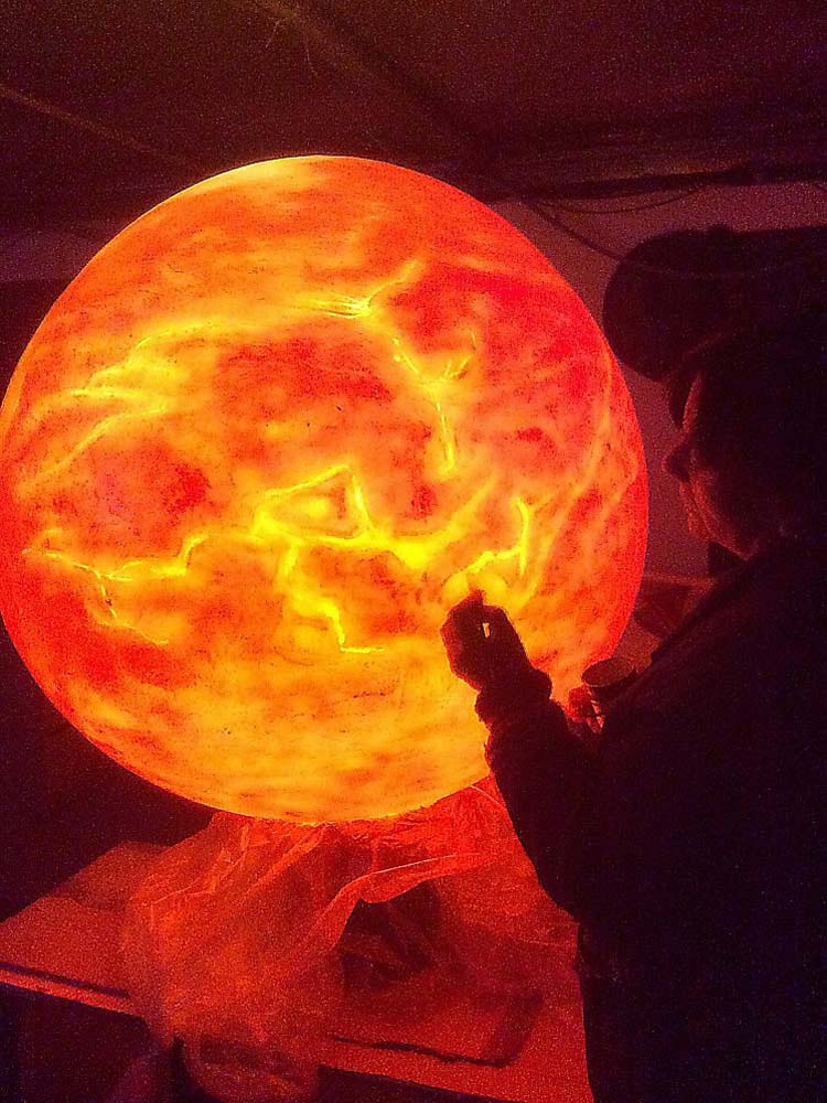 corporeo planeta iluminado interiormente resina poliester traslucida proceso pintura 2